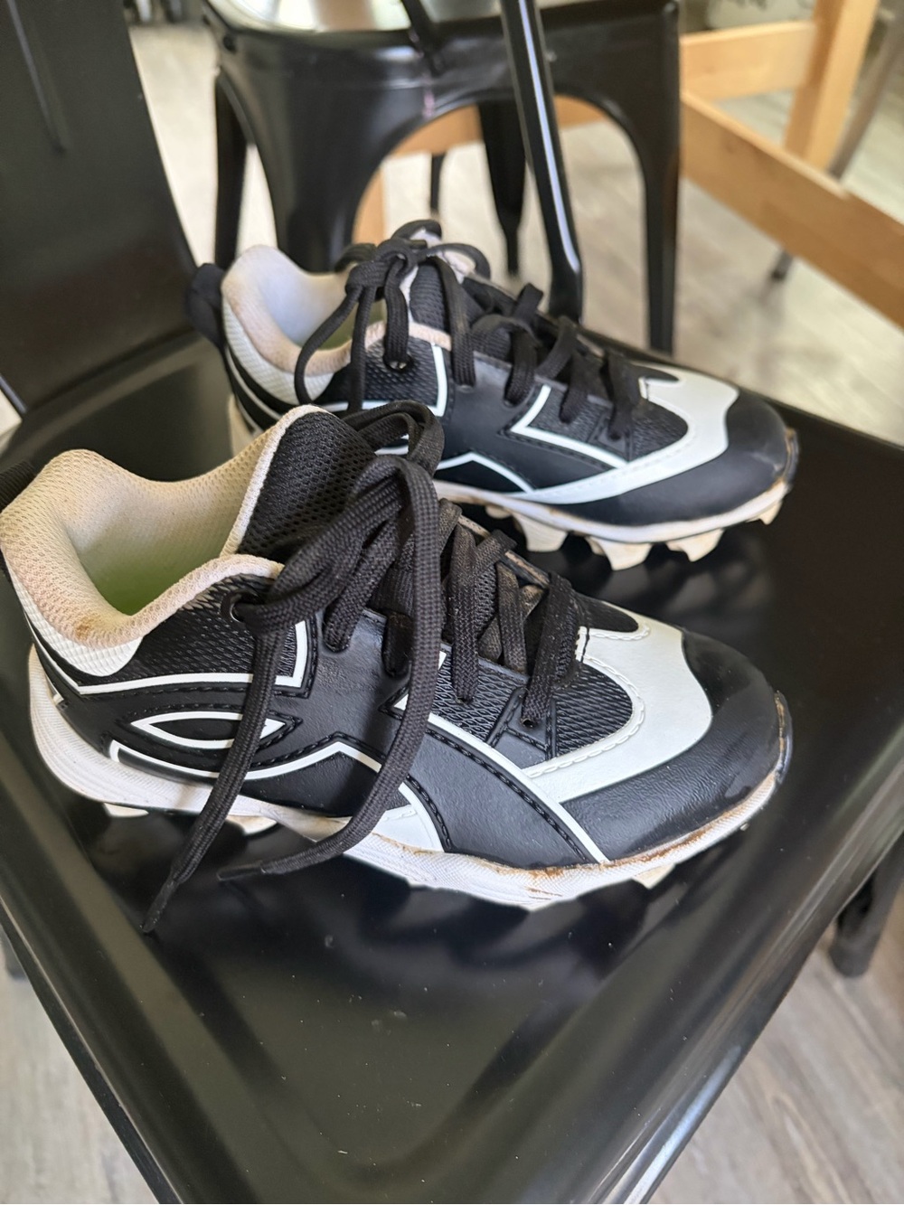 Under Armour Black and White Youth Athletic baseball tball Cleats